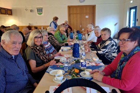 Kaffee trinken und "Schnuddeln", so soll es sein Eine Tischreihe im Saal, mit Mitgliedern beim Kaffee trinken und sich unterhalten