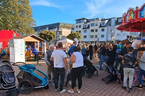 Griesheimer vergnügen sich auf dem Marktplatz, im Hintergrund der VdK-Stand