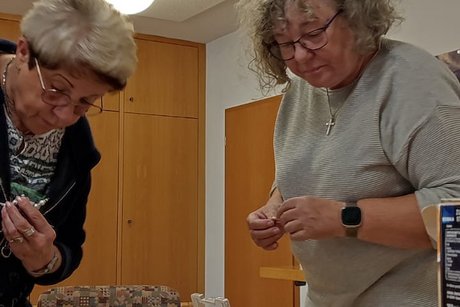Mitglieder beim Basteln