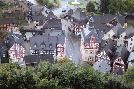 Historische Altstadt_Blick auf das alte Rathaus_dort befindet sich das Fremdenverkehrsamt