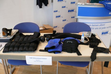 Die Bestandteile des Alterssimulationsanzuges Die Bestandteile des Alterssimulationsanzuges liegen auf einem Tisch