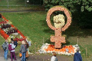 Das Symbol Frauenpower aus kürbissen gebaut, etwa 3 Meter groß.