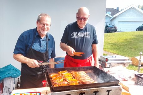 Klaus Schermuly und Josef Reitz l&ouml;sten Gerdi an der Grillpfanne ab