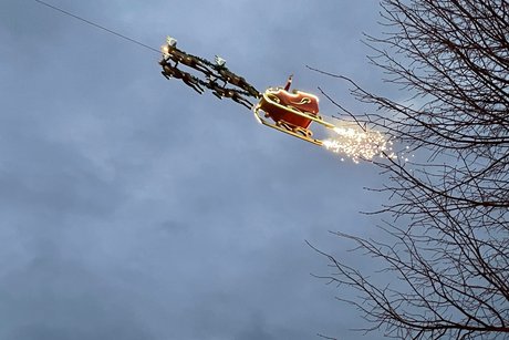 Fliegender Weihnachtsmann von der Galeria über Königsallee zum Friedrichsplatz Fliegender Weihnachtsmann von der Galeria über Königsallee zum Friedrichsplatz