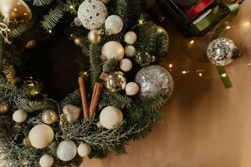 Festliche Adventsdekoration mit Tannenkranz und Kugeln