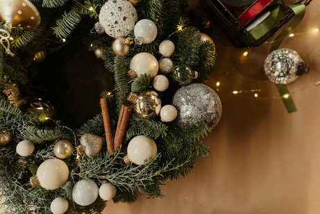 Festliche Adventsdekoration mit Tannenkranz und Kugeln Festliche Adventsdekoration mit Tannenkranz und Kugeln