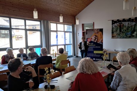 Kompetente Referentin und aufmerksame Zuhörer