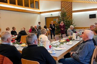 Beate Kraft begrüßt die Anwesenden