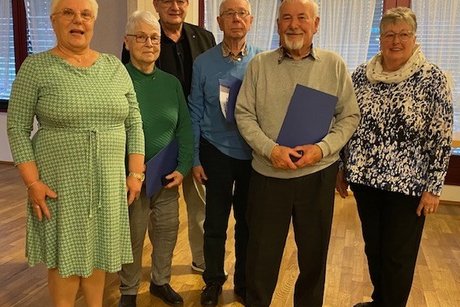 Die langj&auml;hrigen Vorstandsmitglieder Christa Sch&auml;fer, Karl-Heinz Gie&szlig;ler und Helmut Beetz werden mit der Ehrenplakette des VdK Hessen-Th&uuml;ringen am Bande in Silber ausgezeichnet