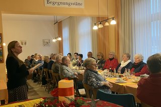 Pfarrerin Silke Kohlwes hielt eine Kurzandacht und sang mit den Gästen Weihnachtslieder