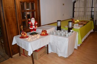 Weihnachtlicher Schmuck und Kuchenbuffet