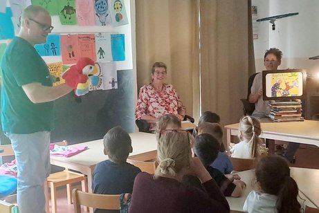 Christian Hofman, Renate Hess und Anette Rizzo erz&auml;hlen den Kindern von den Abenteuern des Papageien K&auml;pt`n Kork