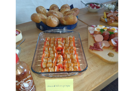 eine grosses buffet mit unterschiedlichen speisen im bild handk&auml;sespiesse