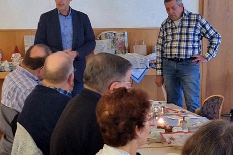 Herr Frank Williges, als Gesandter der Gemeinde Helsa mit Vorsitzendem Horst Diemer, rechts Herr Frank Williges, als Gesandter der Gemeinde Helsa mit Vorsitzendem Horst Diemer, rechts, stehend vor den Mitgliedern