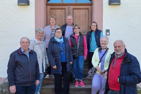 Der Ortsverbands-Vorstand vor dem Eingang zum Schlo&szlig; Stockhausen.