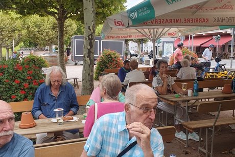 Mitglieder am BIG Weinstand Mitglieder am BIG Weinstand