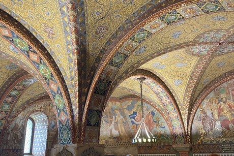 Elisabeth-Kemenate auf der Wartburg in Eisenach. 1211 bis 1227 lebte die später heiliggesprochene Elisabeth von Thüringen auf der Burg. Die Glasmosaiken an den Wänden des Zimmers stammen aus den Jahren 1902 bis 1906 und zeigen Szenen aus Elisabeths Leben.