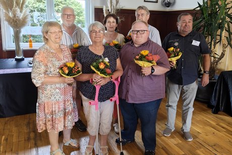 7 Personen im Gruppenbild.