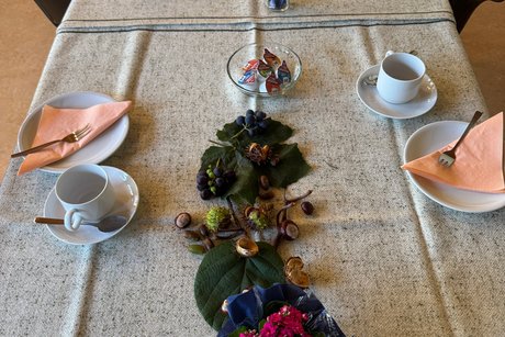 Mit viel Lieb dekorierte Tische für die Teilnehmer