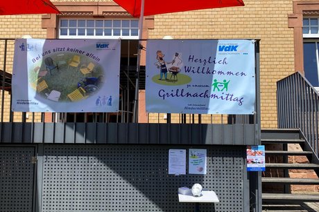 Plakate heißen die Gäste willkommen
