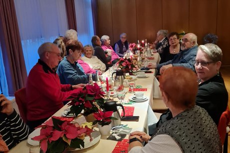 Foto - Mitglieder beim Adventskaffe 2025