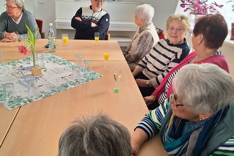 Ein Tisch mit G&auml;sten, die sich angeregt unterhalten