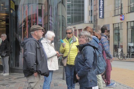 Michael Rusche, Christine Golombek ,Inge Herbel , Petra Rusche stehen zusammen und reden(von links)