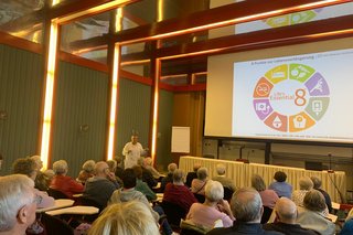 Beim Vortrag mit Dr. Edel im Atrium des HKZ Rotenburg/Fulda.