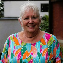 Passfoto Frau blond graue Haare l&auml;chelt