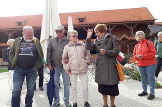 Die Besucher stehen im Gradierwerk und hören den Erläuterungen der Stadtführerin zu.