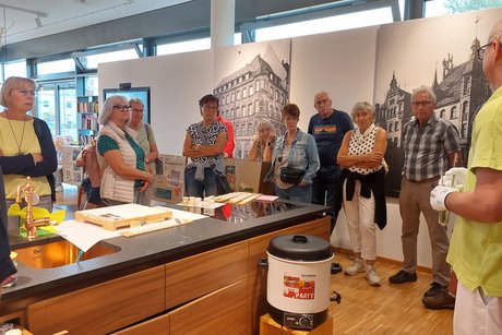 Bei der Gummib&auml;rchen-Gie&szlig;aktion in der Soldan-Erlebniswelt.