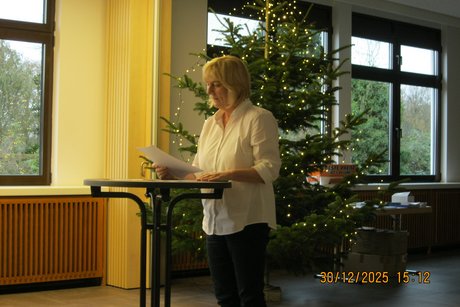 Silvia Wrenger-Knispel bei Ihrem Vortrag Zwei schöne Geschichten von Silvia