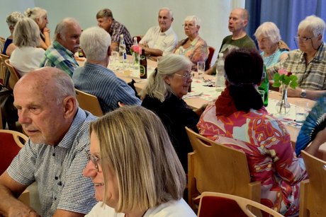 Ein paar G&auml;ste an den Tischen, die miteinander im Gespr&auml;ch sind