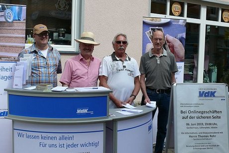 VdK-Ortsverbandsvorsitzender Alfred Strauß (mit Hut) sowie seine Stellvertreter Stefan Reifenberger (links) und Peter Zimmermann und Vorstandsmitglied Joachim Maier (rechts)