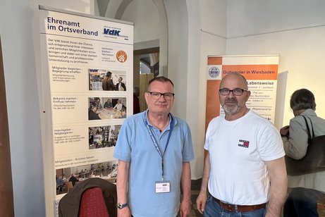 Patiententag in Wiesbaden: Unsere Sozialarbeiter Michael Koshold-Gerich und Jimmy Cela stehen Ihnen f&uuml;r Fragen zu Ihren Sozialrechten zur Verf&uuml;gung.