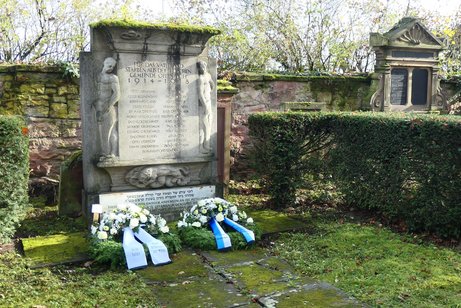 Kr&auml;nze vor dem Ehrenmal