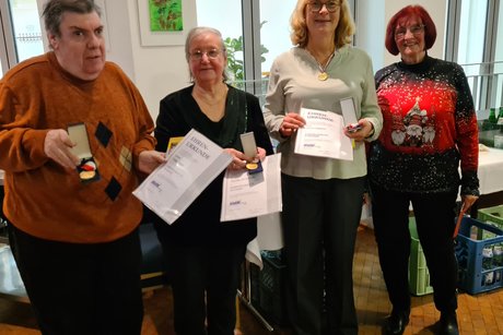 Auf dem Bild die zu Ehrenden Monika Stockmann, Volker K&uuml;hn und Christel Niep&ouml;tter