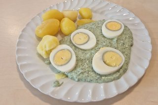 Teller mit Kartoffeln, Grüner Soße und halben Eiern