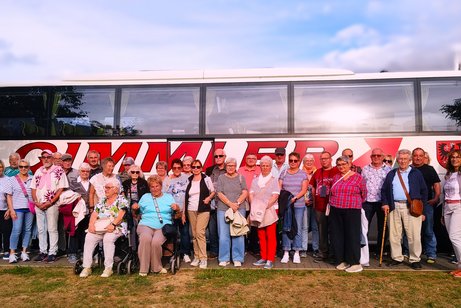 Ortsverbandsmitglieder & Freunde in Treis an der Mosel vor dem Reisebus der Firma Gimmler