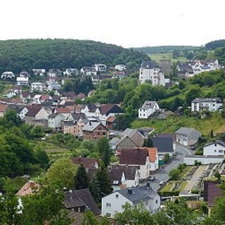 Ortsblick auf Cleeberg aus Sichtwinkel oberhalb der Zufahrt aus Oberkleen mit Blick auf Schloss und Burg