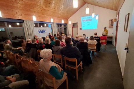 Referentin Elisabeth Bender und Ihre aufmerksamen Zuh&ouml;rer