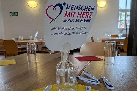 fertig eingedeckte tische mit vdk give-aways