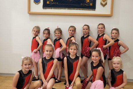 Tanzgruppe Lollipops Kinder von 5 bis 10 Jahren in ihren Tanzkleidern
