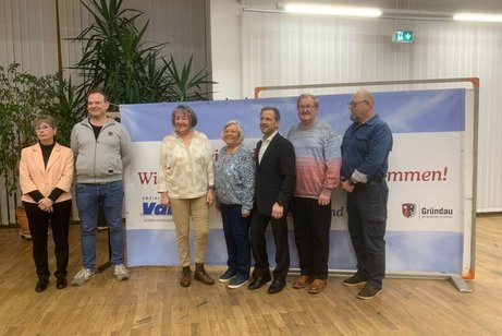 Der neu gew&auml;hlte Vorstand mit dem stellvertretenden Kreisvorsitzenden (Herchenr&ouml;der) und dem B&uuml;rgermeister der Gemeinde Gr&uuml;ndau (Kern)