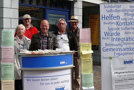 Interessierte Bürgerinnen und Bürger wurden am Samstag vom VdK-Ortsverbandsvorsitzenden Alfred Strauß (in der Mitte) und weiteren Mitgliedern des Vorstandes informiert und beraten.