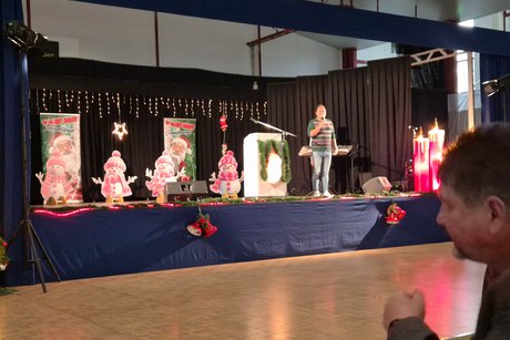 Ein Mann moderiert durch die Veranstaltung