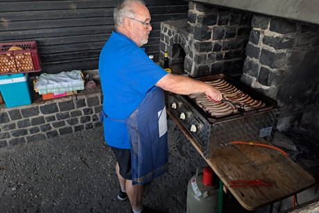 Der stellv. Vorsitzende beim Grillen