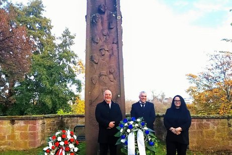 Kranzniederlegung durch das Vorstandsteam des Ortsverbandes Seligenstadt, v.l.n.r.: Michael Pleyer, Thomas Seipel (Sprecher), Jana Malarova-Herr