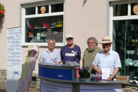 VdK-Informationsstand VdK-Ortsverbandsvorsitzender Alfred Strauß (rechts) mit weiteren Mitgliedern des Vorstandes