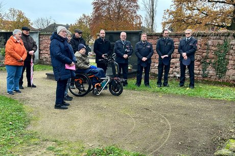 Das Bild zeigt VdK Vorstandsmitglieder, Bürgermeister Dr. Alexander Krey und Mitglieder der Freiwilligen Feuerwehr Mühlheim